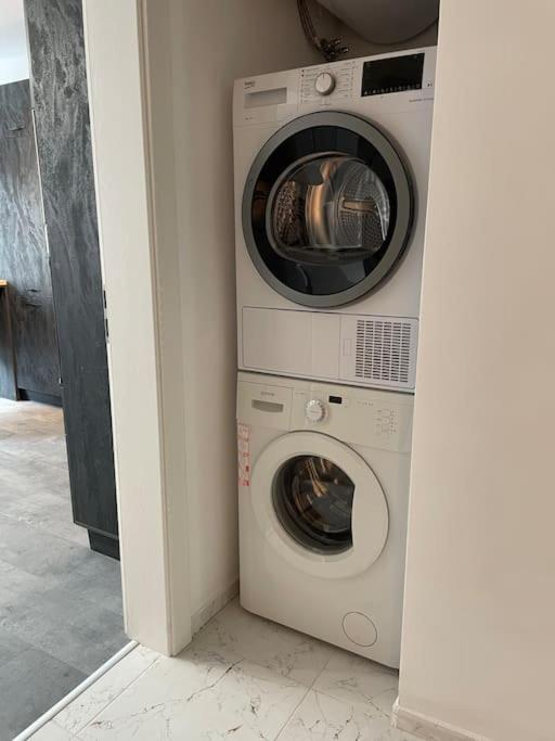 3 Bedroom Apt, Spacious, Near South Park Appartement