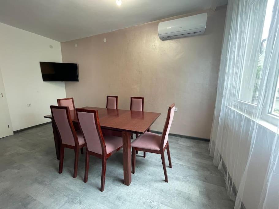 Apartment 3 Bedroom Apt, Spacious, Near South Park *