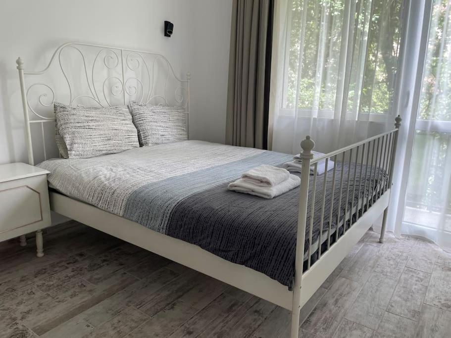 3 Bedroom Apt, Spacious, Near South Park *