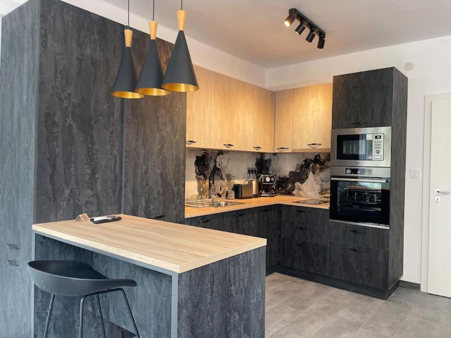 3 Bedroom Apt, Spacious, Near South Park